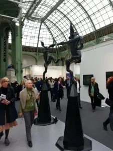 Sous la fameuse et superbe verrière du Grand Palais, le public venu nombreux arpente les allées. D'aucuns fasciné par les deux sculptures en bronze (1992) de l'artiste britannique Barry Flanagan à l'entrée de la galerie Waddington Custot.