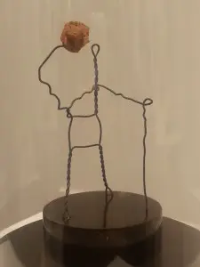 "Personnage au chapeau" (vers 1958) petit assemblage de P. Picasso (structure en fil de fer torsadé et bouchon de liège, 11, 2 x 4 x 9 cm), galerie Nathalie Seroussi.