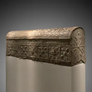 Sarcophage romain du IIIe-IV e siècle, plomb, provient de la nécropole de Tyr. Galerie Bagot