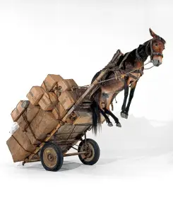 Maurizio Cattelan Sans titre, 2002 Âne empaillé, bois, métal, tissu, papier, corde, caoutchouc 250 x 400 x 165 cm © Maurizio Cattelan