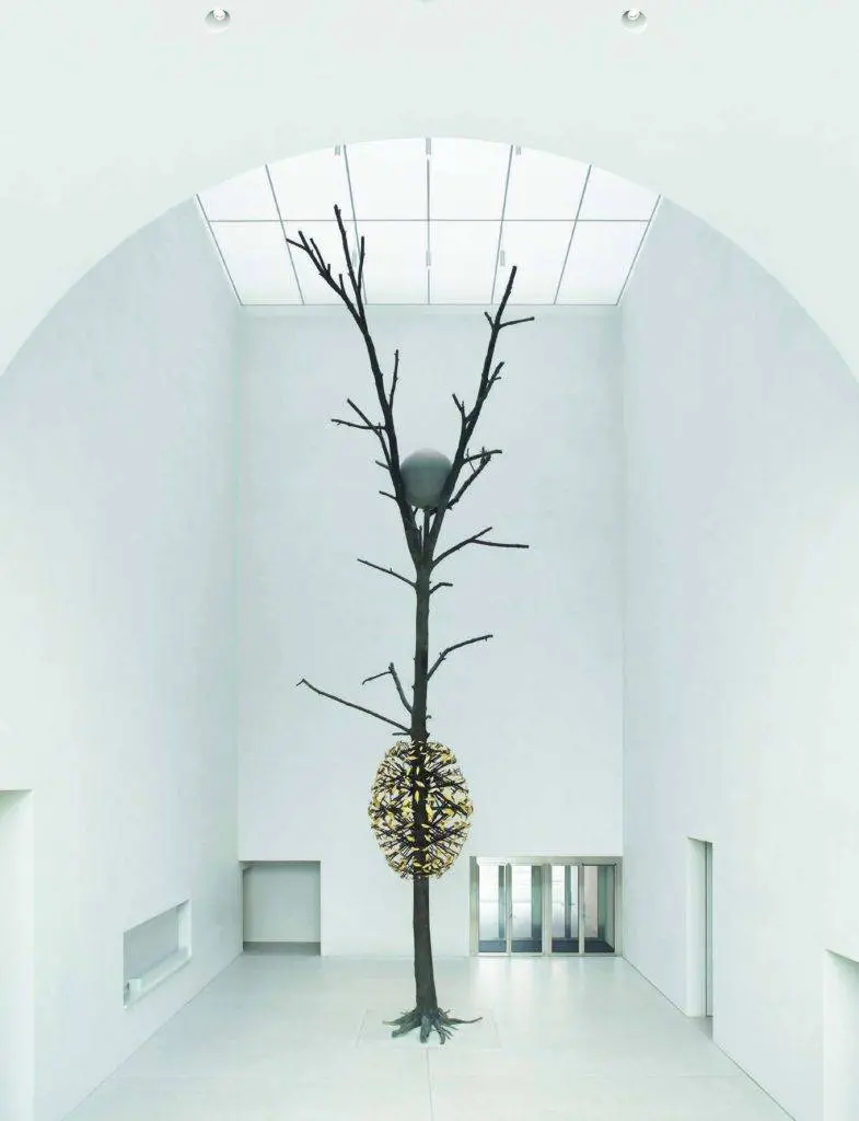 Giuseppe Penone Luce e Ombra, 2011 Bronze, or et granite Comme un grand totem dans le grand hall d’entrée du MCBA © Musée cantonal des Beaux-Arts