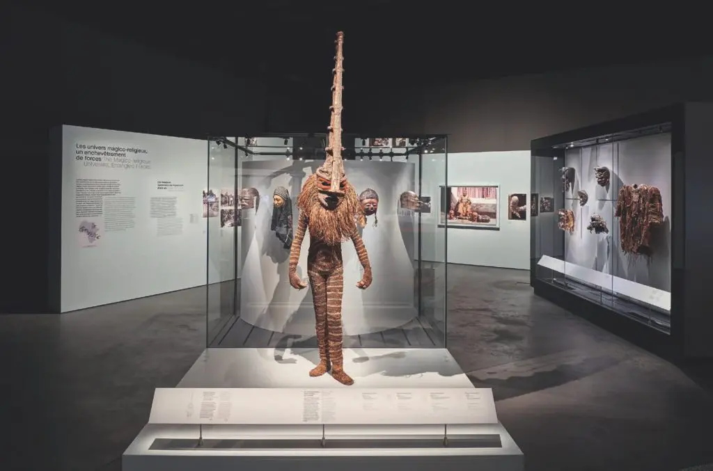 Chikuza, impressionnant masque chokwe dans l’exposition du MEG Afrique. Les religions de l’extase, 2018 © MEG, Johnathan Watts