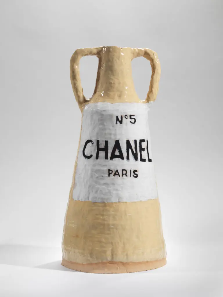 Grant Levy-Lucero
CHANEL No. 5, 2018
Céramique et grès émaillé,
68.6 x 33 x 34.3 cm
Collection CHANEL
Courtesy Grant Levy-Lucero et 
Night Gallery, Los Angeles