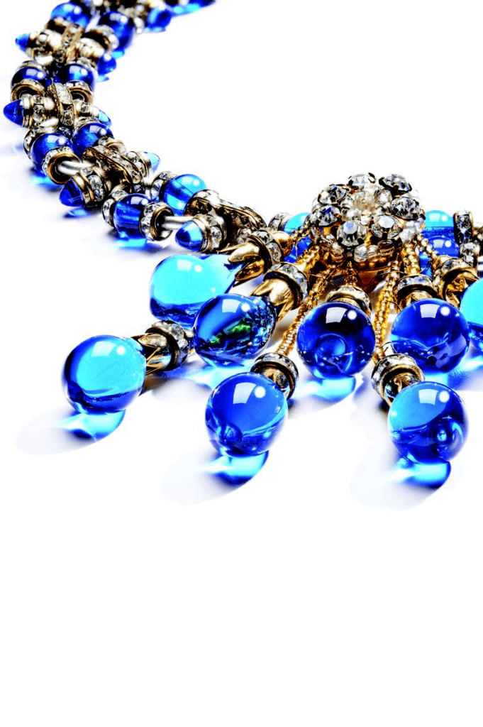 Parure bleue composée d’un collier, de boucles d’oreilles et d’un élément de corsage ayant