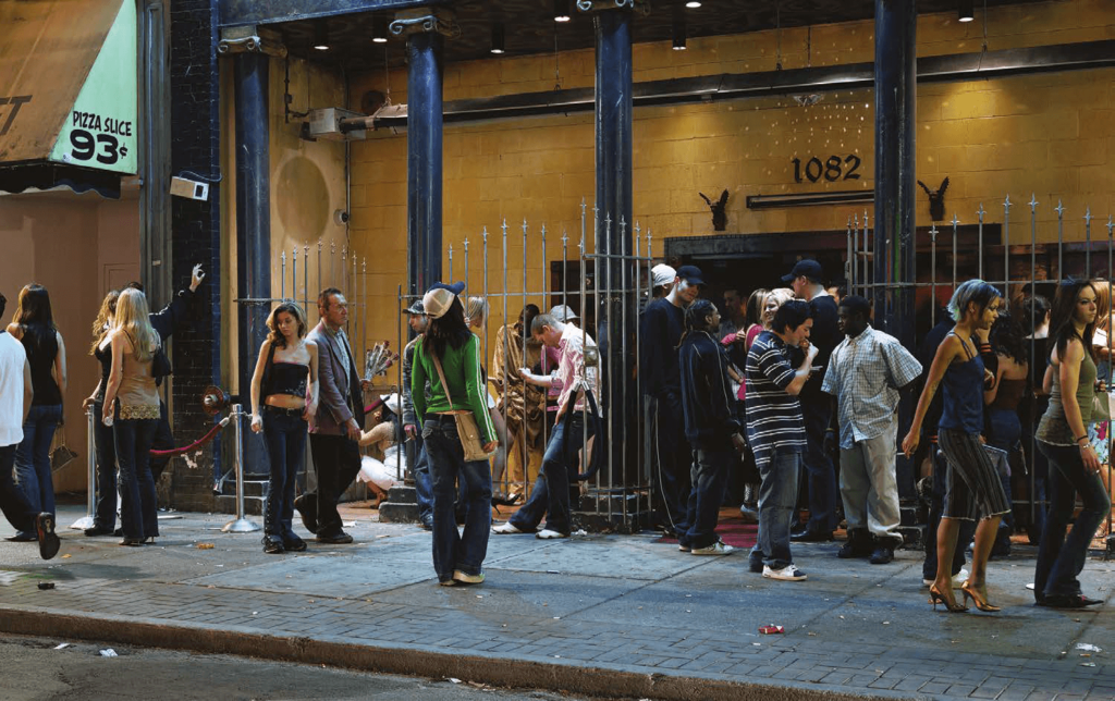 In front of a nightclub [Devant une boîte de nuit], 2006 Diapositive dans caisson lumineux, 226 x 360,8 cm, avec l’aimable autorisation de l’artiste