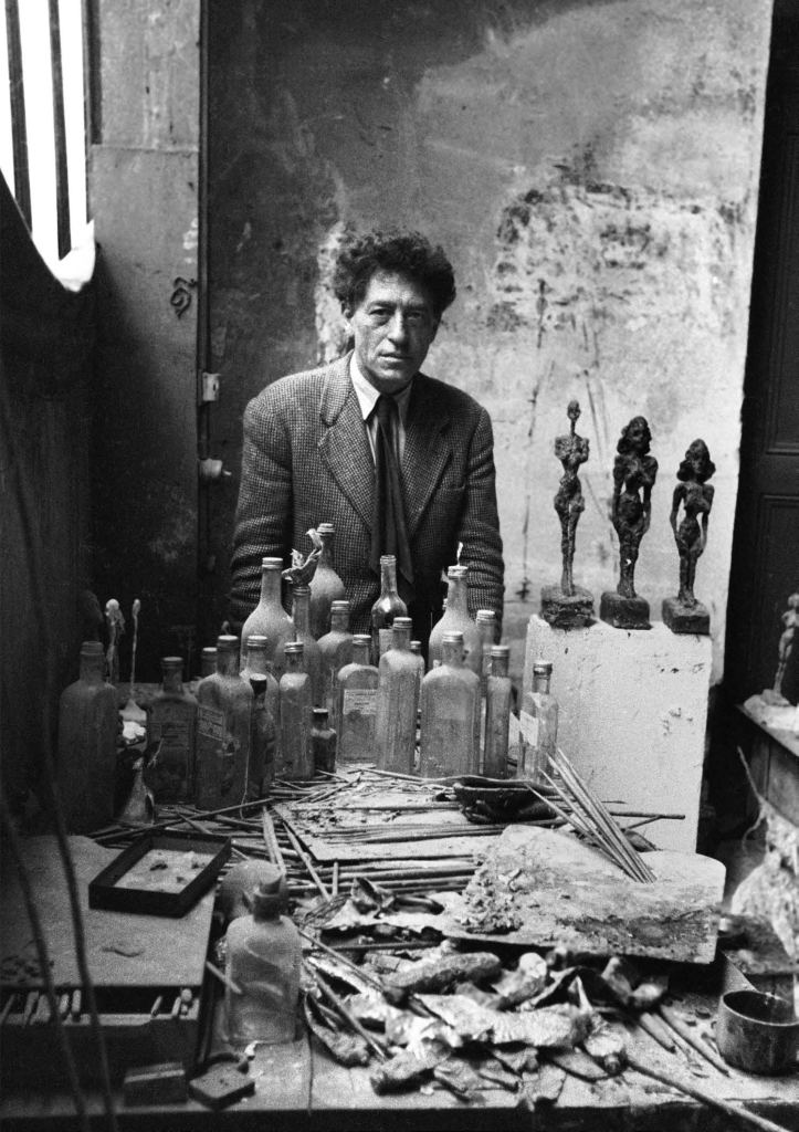 Le sculpteur Alberto Giacometti dans son atelier Paris France 1954 Collection Photo Elysée