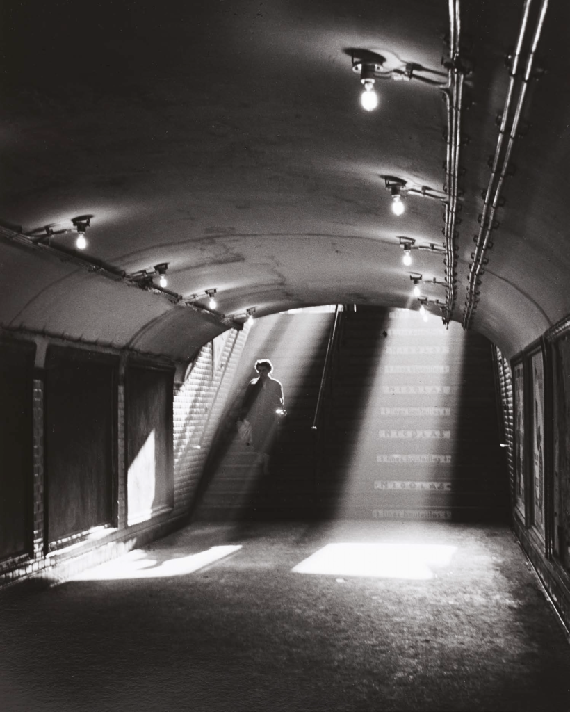 Sortie de métro Paris France 1955 Collection Photo Elysée