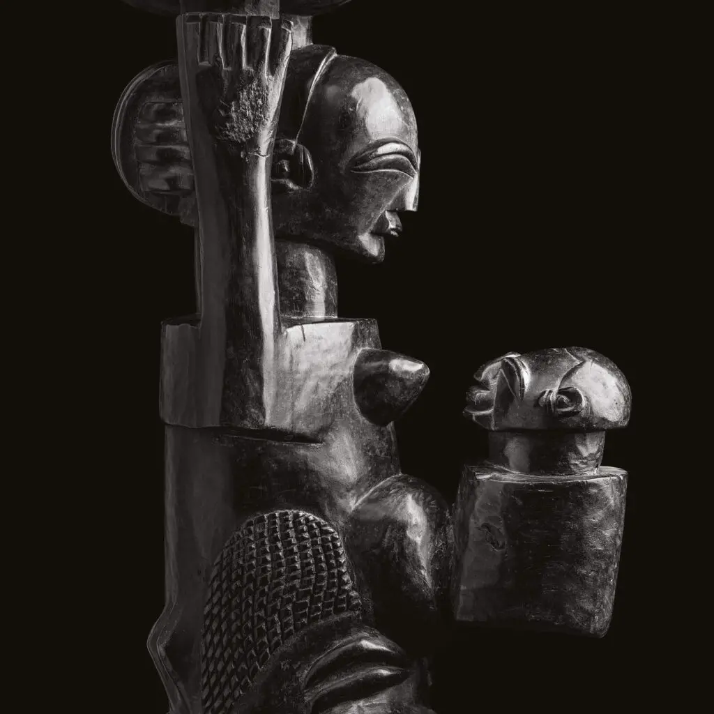 KENYA – Portrait 10 ECHOS – Tabouret à caryatide en forme de mère à l’enfant Luba et Songye, République démocratique du Congo, Musée Barbier-Mueller © 2024, Jean-Baptiste HUYNH