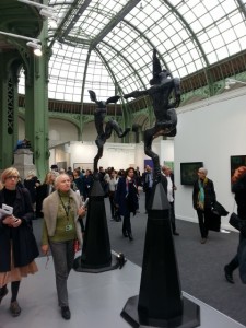 Sous la fameuse et superbe verrière du Grand Palais, le public venu nombreux arpente les allées. D'aucuns fasciné par les deux sculptures en bronze (1992) de l'artiste britannique Barry Flanagan à l'entrée de la galerie Waddington Custot. 