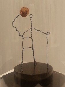 "Personnage au chapeau" (vers 1958) petit assemblage de P. Picasso (structure en fil de fer torsadé et bouchon de liège, 11, 2 x 4 x 9 cm), galerie Nathalie Seroussi. 