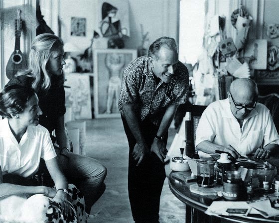 Pablo Picasso dans son atelier
« La Californie ». Il grave un
cuivre en présence de Gérald,
Ynès et Tania Cramer, vers 1961
Photo de Jacqueline Picasso
© BGE, Arch. Gérald Cramer Photo 428