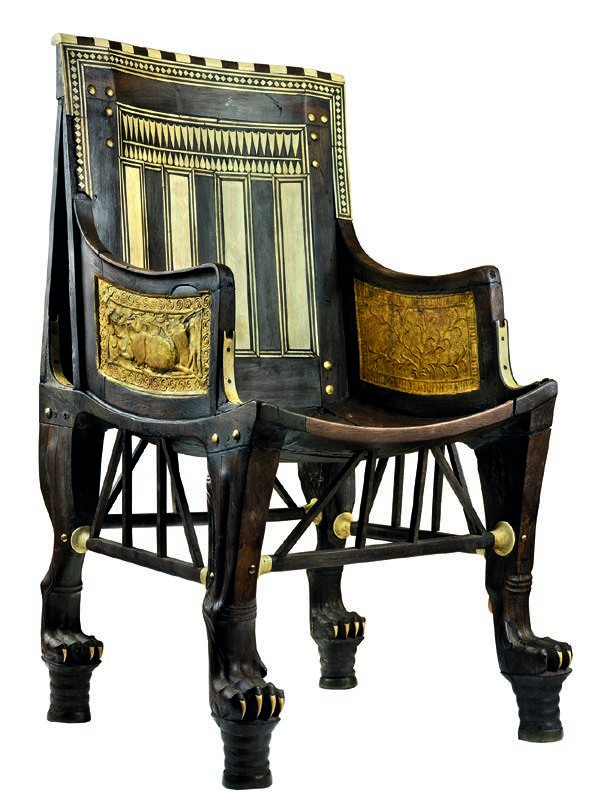 Fauteuil de Toutânkhamon en bois incrusté d’ébène et d’ivoire, XVIIIe dynastie, règne de Toutânkhamon, 1336-1326 av. J.-C., bois, ébène, ivoire, feuille d’or, 71,5 x 40,6 x 39,1 cm Louxor, Vallée des Rois, KV62, antichambre © Laboratoriorosso, Viterbo/Italy