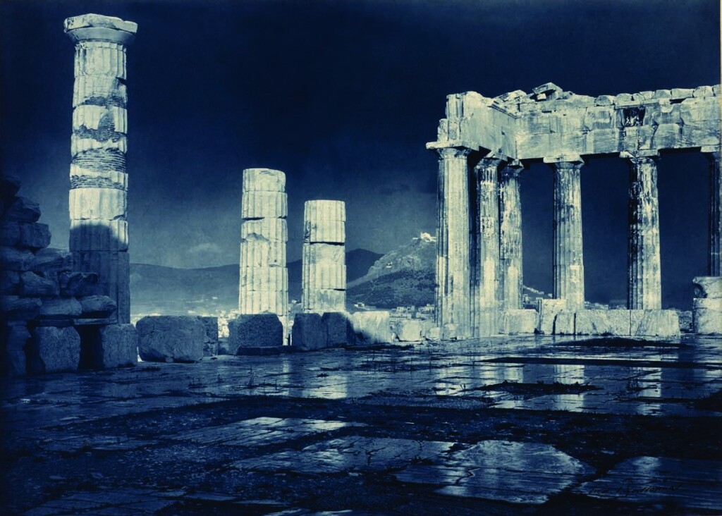 Le Parthénon après l’orage, 1907 Tirage au gélatino-bromure d’argent bleuté contrecollé sur carton, 27,9 x 38,7 cm Collection N. Crispini