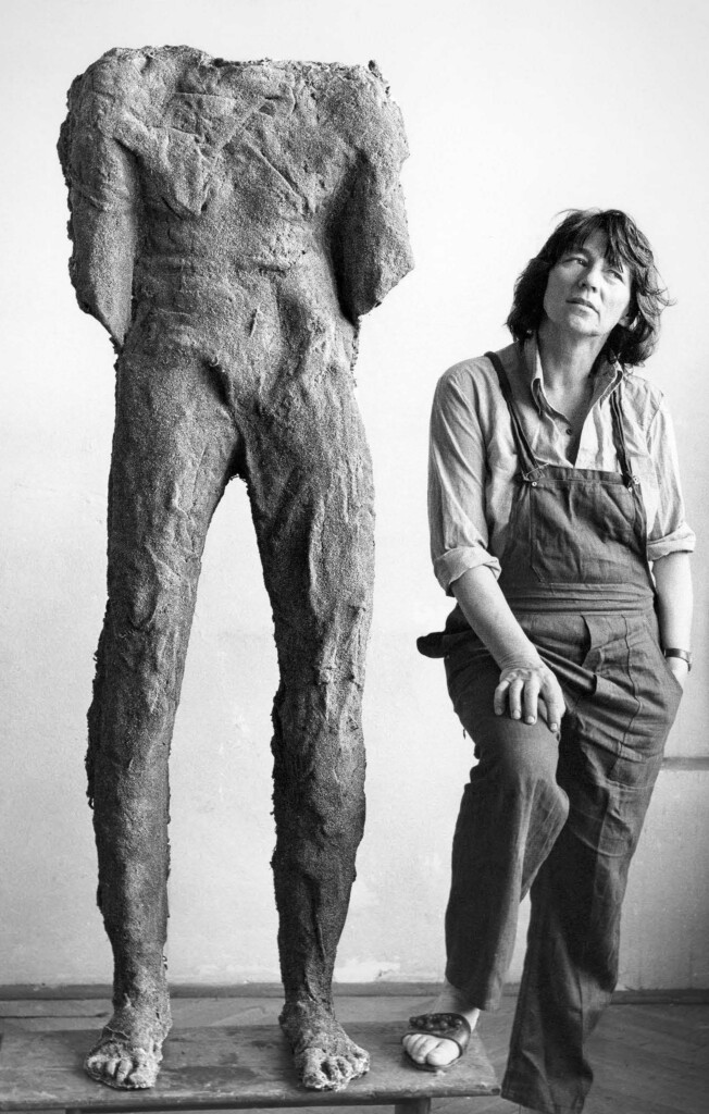 Magdalena Abakanowicz dans son atelier avec Personnage debout, 1980-1983