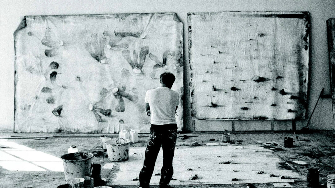 Miquel-Barcelo-dans-son-atelier-a-Majorque-1991-Courtesy-Jean-Marie-del-Moral-slide-1