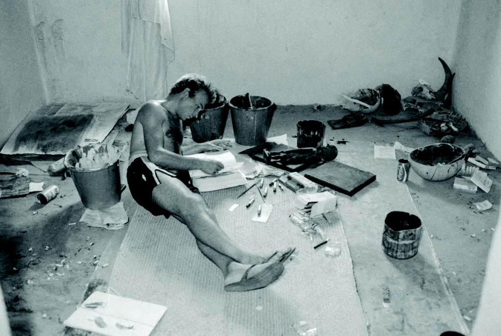 Miquel Barceló dans son atelier au Mali, 1988 Courtesy Jean-Marie del Moral
