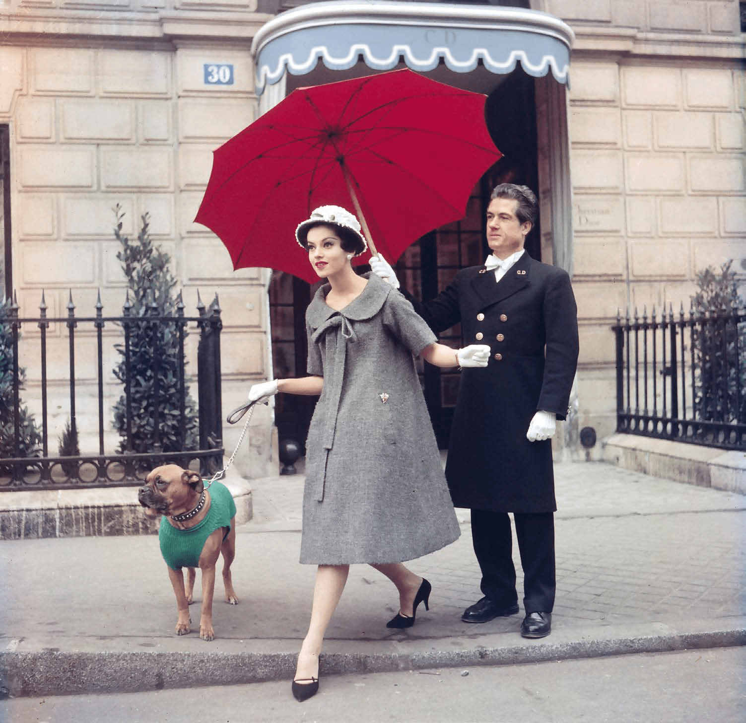 La mannequin Svetlana Lloyd en robe trapèze Première Collection dYves Saint Laurent pour Dior Paris France 1958 Collection Photo Elysée