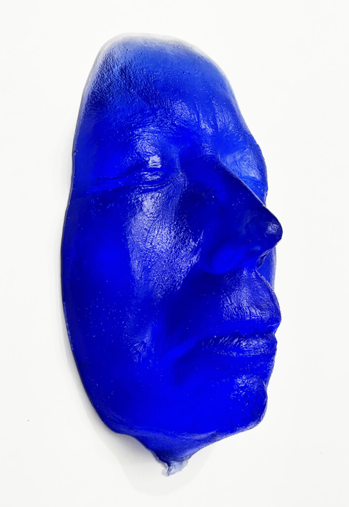 Aliska Lahusen, Visage outremer, 2024, résine époxy, pigment, 19 x 12,5 x 7 cm