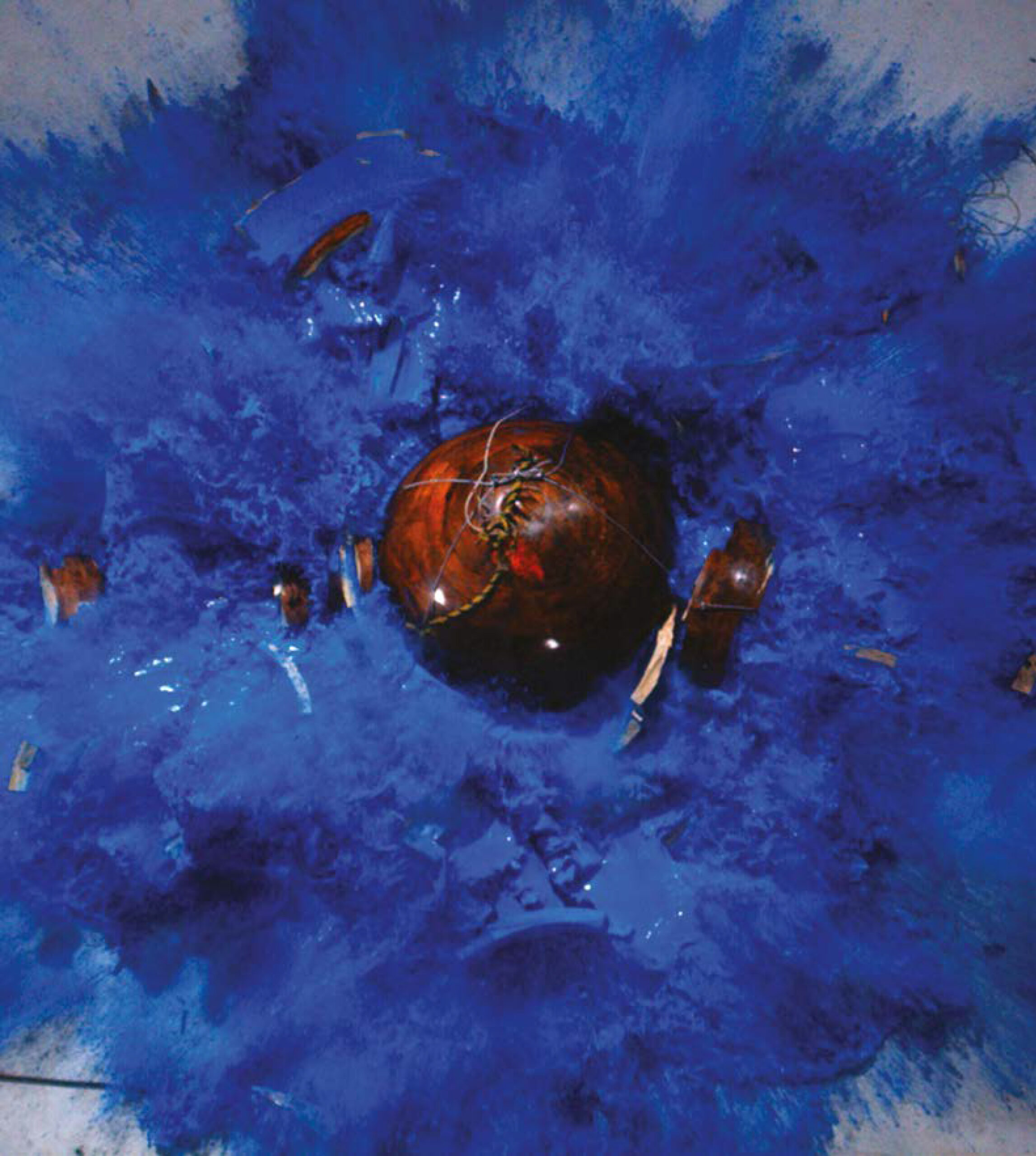 Boule avec peinture bleue
Biennale de Shanghai, 2012
Impression vidéo : Wangya, Beijing
Caméra Hight Speed vue du dessus
© Roman Signer