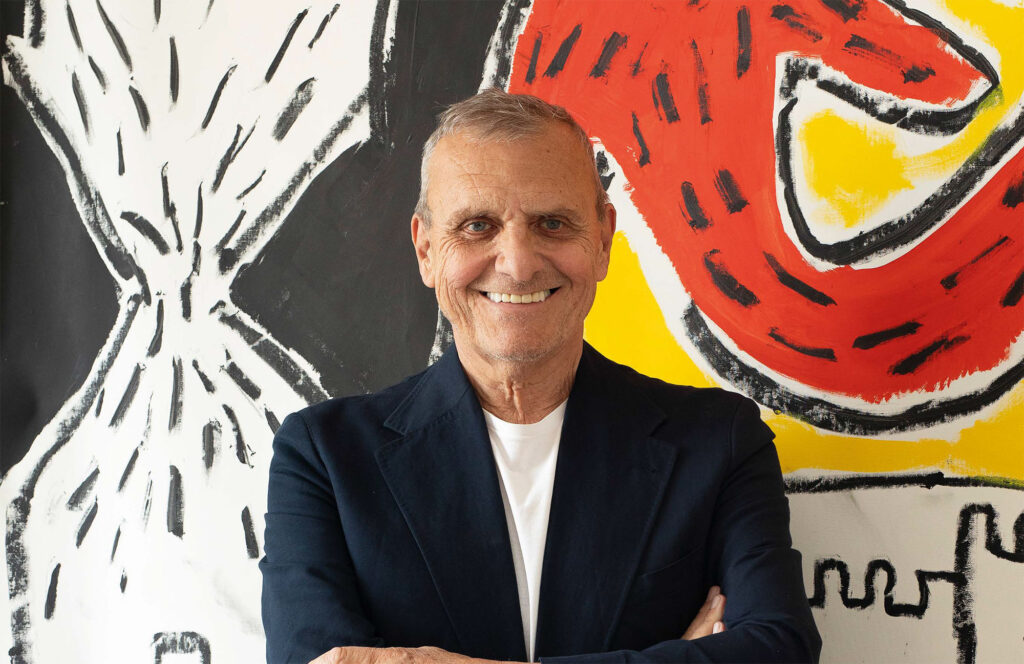 JEAN-CHARLES DE CASTELBAJAC – « JE SUIS UN PETIT POUCET QUI SÈME DES CAILLOUX DE COULEURS. »