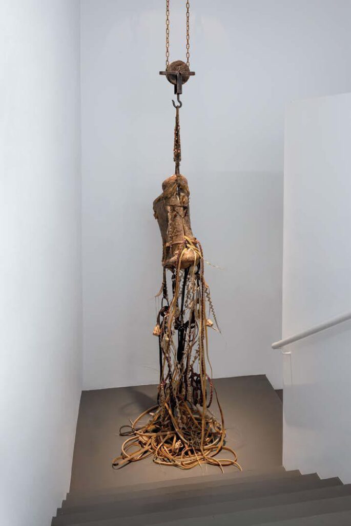 Mónica Mays and they pray to these images,..., knowing not what gods or heroes are, 2024 Selle, bandes transporteuses, poulie, paume, chaîne Courtesy of the artist and Museo Nacional Centro de Arte Reina Sofía © Photo : Roberto Ruiz