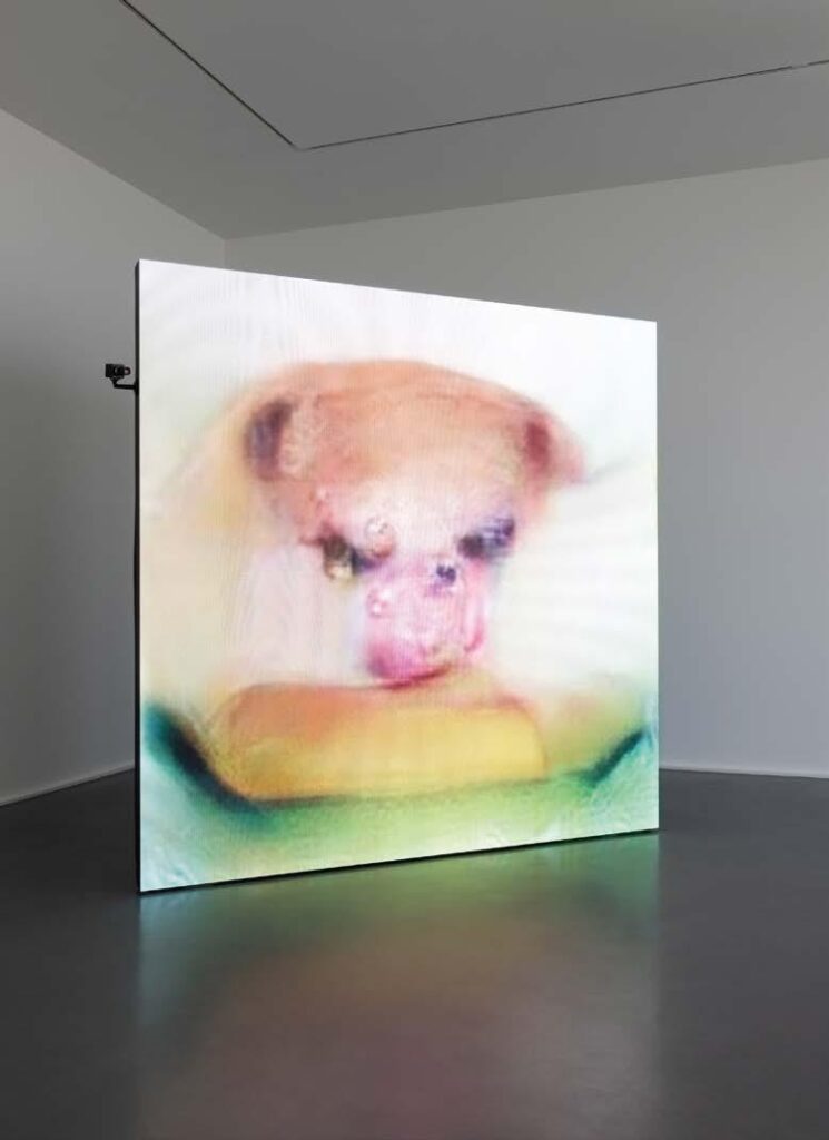 Pierre Huyghe
Of Ideal, 2019-en cours
Reconstitutions d’images en
profondeur, reconstitutions
générées en temps réel,
reconnaissance faciale, écrans,
capteurs, son
Courtesy the artist and Esther Schipper, Berlin/
Paris/Seoul. Photo © Andrea Rossetti. Pierre
Huyghe © VG BildKunst, Bonn, 2026