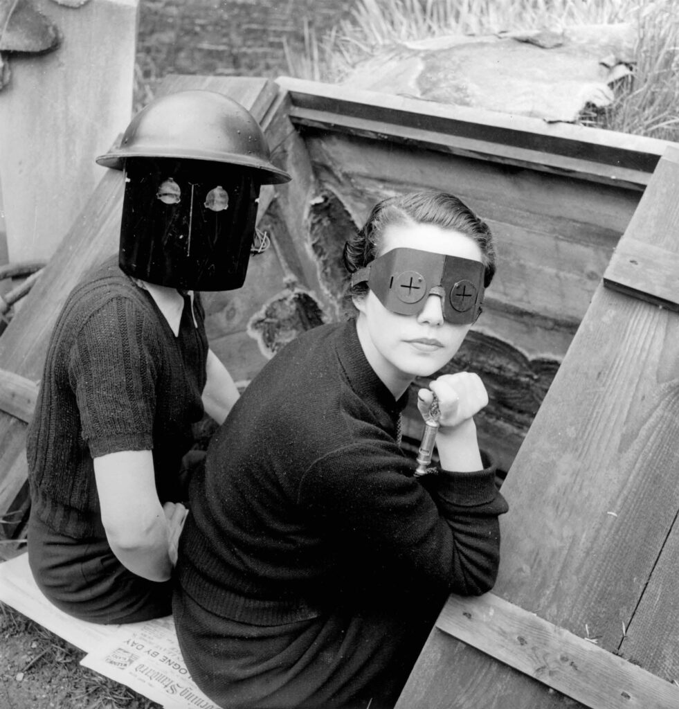 Femmes équipées
de masques anti-feu
Downshire Hill, Londres 1941
© Lee Miller Archives England 2026
All Rights Reserved