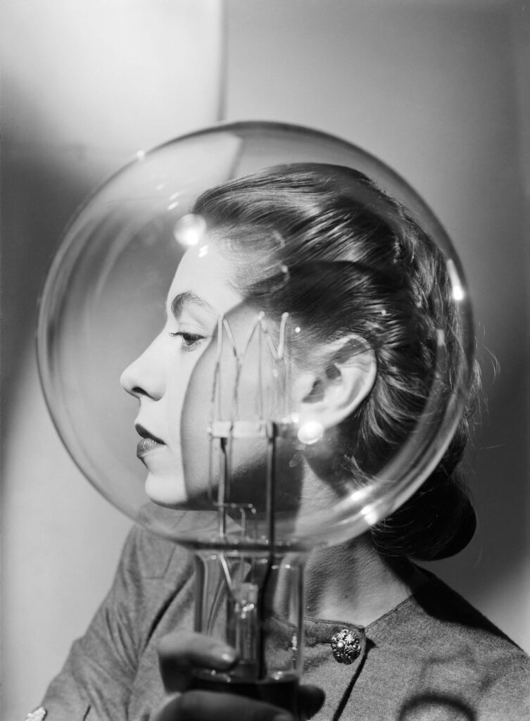 Modèle avec ampoule
Vogue studio, Londres
vers 1943
© Lee Miller Archives England 2026
All Rights Reserved