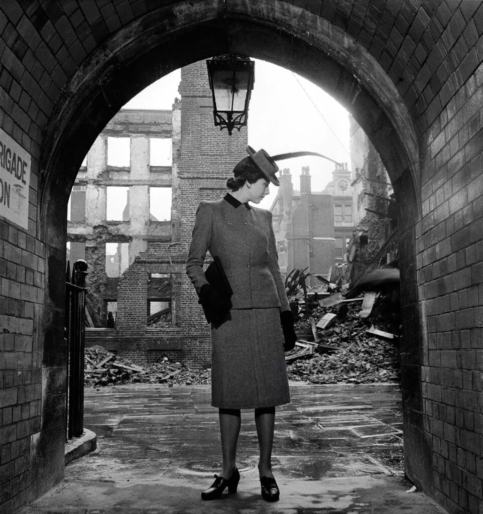 Mannequin (Elizabeth Cowell)
portant une tenue de Digby Morton
Middle Temple, Londres 1941
© Lee Miller Archives England 2026
All Rights Reserved
