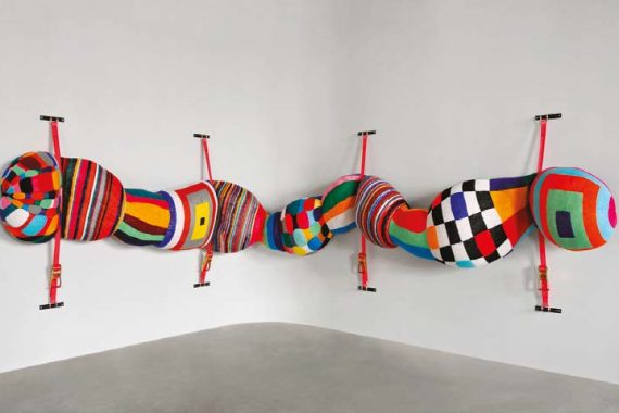 Pantelmina #3, 2004
Tricot en laine fait à la main en
laine industrielle, pinces, polyester,
175 x 600 x 70 cm
Photo © Atelier Joana Vasconcelos