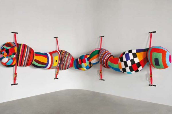 Pantelmina #3, 2004
Tricot en laine fait à la main en
laine industrielle, pinces, polyester,
175 x 600 x 70 cm
Photo © Atelier Joana Vasconcelos