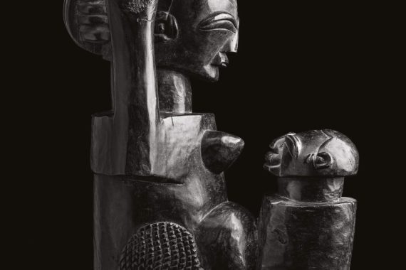 KENYA – Portrait 10 ECHOS – Tabouret à caryatide en forme de mère à l’enfant Luba et Songye, République démocratique du Congo, Musée Barbier-Mueller © 2024, Jean-Baptiste HUYNH