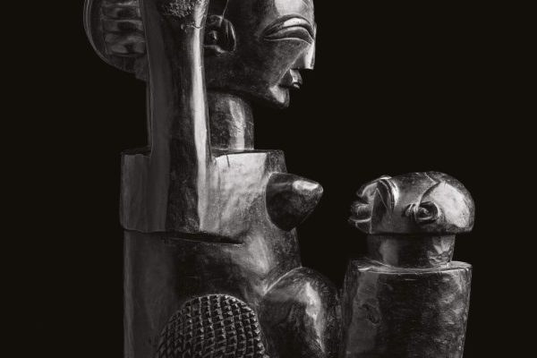 KENYA – Portrait 10 ECHOS – Tabouret à caryatide en forme de mère à l’enfant Luba et Songye, République démocratique du Congo, Musée Barbier-Mueller © 2024, Jean-Baptiste HUYNH