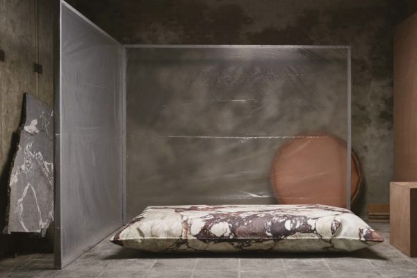 Ben Storms (1983) Table ’Ex Hale’, 2020 Marbre : Brecchia Viola 198 x 102 x 33 cm © Alexander Popelie