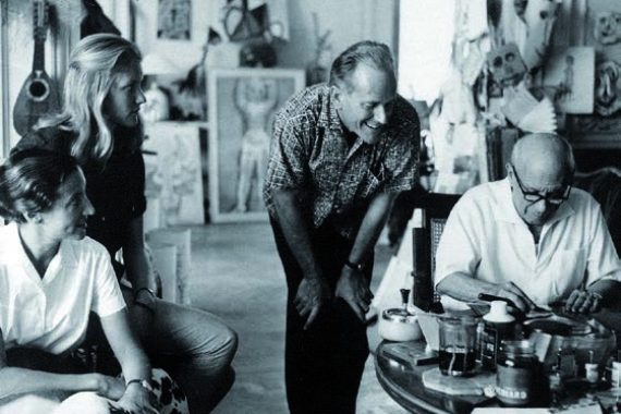 Pablo Picasso dans son atelier
« La Californie ». Il grave un
cuivre en présence de Gérald,
Ynès et Tania Cramer, vers 1961
Photo de Jacqueline Picasso
© BGE, Arch. Gérald Cramer Photo 428