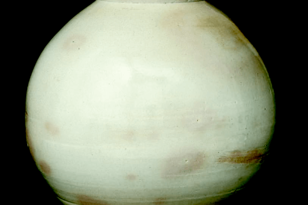 Jarre-lune, Corée, dynastie Joseon, XVIIe-XVIIIe siècle Porcelaine blanche, hauteur 31,5 cm, diamètre 27,1 cm Musée national des arts asiatiques – Guimet, donation Itami