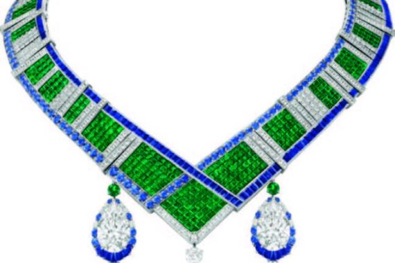 Collier Chevron Mystérieux
avec pendants détachables, or
blanc, or rose, 3 diamants DFL
Type 2A poire de 31,24, 12,18
et 12,07 carats, un diamant DFL
Type 2A rond de 1,08 carats, Serti
Mystérieux Traditionnel émeraudes,
émeraudes, saphirs, diamants.
© Van Cleef & Arpels SA - 2021