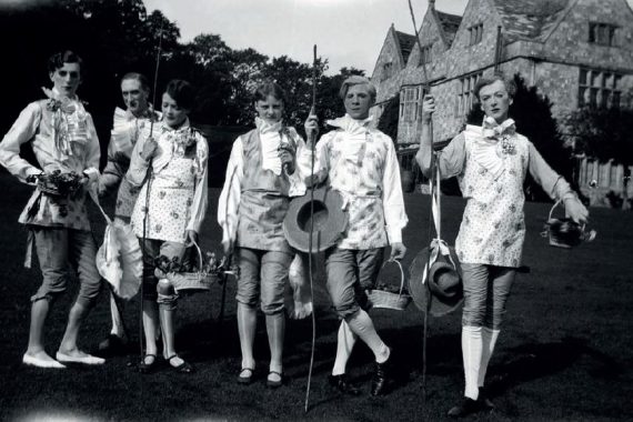 Cecil Beaton
The Bright Young
Things at Wilsford, 1927
© The Cecil Beaton Studio Archive