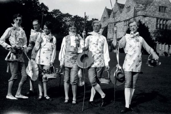 Cecil Beaton
The Bright Young
Things at Wilsford, 1927
© The Cecil Beaton Studio Archive