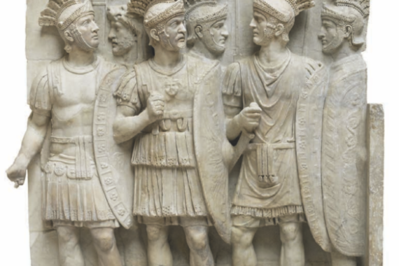 Bas-relief historique, dit « des Prétoriens », provenant de l’arc de Claude à Rome, vers 51-52 après J.-C., marbre, Musée du Louvre, Département des Antiquités grecques, étrusques et romaines Photo © RMN-Grand Palais (musée du Louvre) / Hervé Lewandowski