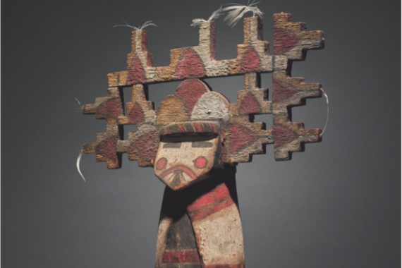 Palhik Mana Katsina (Kachina Jeune Fille Papillon) Hopi, Arizona, vers 1900 Bois sculpté (cottonwood) et pigments naturels, hauteur 28 cm Ex collection James Economos, Santa Fe vers 2007. Ex collection Balene McCormick (1936-2016), ancienne présidente du Contemporary Arts Museum de Houston. Ex collection James F. Scott (1936-2017), Charlottesville, Géorgie © Galerie Flak - Photo : Courtesy of Sotheby’s