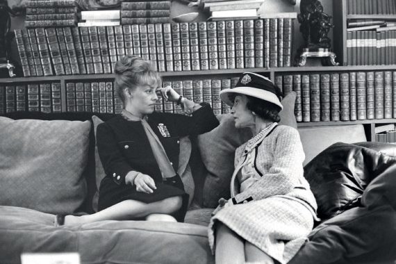 Gabrielle Chanel et Jeanne Moreau
dans l’appartement du 31, rue
Cambon, à Paris, 1961
© Giancarlo Botti / Gamma Rapho