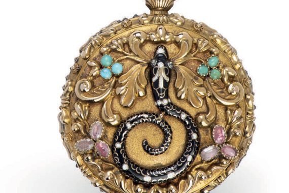 Montre de poche ronde,
en or jaune, 1826.
Décor en relief avec émail et
pierres (turquoises et améthystes)
et un serpent émaillé noir.
Cadran en argent avec 12 chiffres
romains et minuterie externe.
Remontage par clé sur cadran à 2h.
N° d’inv. 10200.