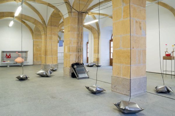Vue de l’installation
Why should I buy pillows
when All I want Is sleep, 2019
Coussins métalliques gonflés à
l’air comprimé, son