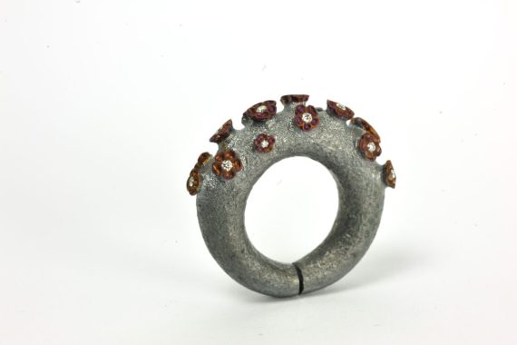 FABRICE SCHAEFER
Bague “fleur de peau”, 2017
Titane, diamants